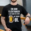 Sjov t-shirt Varm øl elektriker med humoristisk elektrikerdesign og teksten EN GOD ELEKTRIKER KAN KUN FÅ STØD AF VARM ØL.