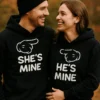 Sweater Par sæt mine med teksten & SHE'S MINE HE'S MINE på matchende trøjer